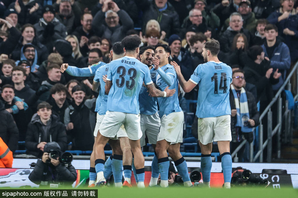 组图：联赛杯曼城顺利晋级 众将开心庆祝